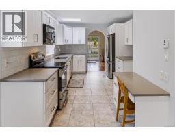 1309 Layritz Pl, Saanich, BC V8Z7C4 Photo 13