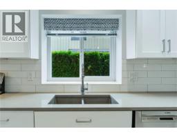1309 Layritz Pl, Saanich, BC V8Z7C4 Photo 15
