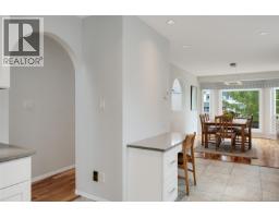 1309 Layritz Pl, Saanich, BC V8Z7C4 Photo 17