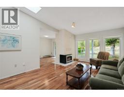 1309 Layritz Pl, Saanich, BC V8Z7C4 Photo 18