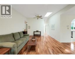 1309 Layritz Pl, Saanich, BC V8Z7C4 Photo 19