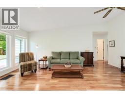 1309 Layritz Pl, Saanich, BC V8Z7C4 Photo 20