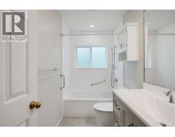 1309 Layritz Pl, Saanich, BC V8Z7C4 Photo 34