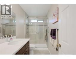 1309 Layritz Pl, Saanich, BC V8Z7C4 Photo 39