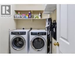 1309 Layritz Pl, Saanich, BC V8Z7C4 Photo 43