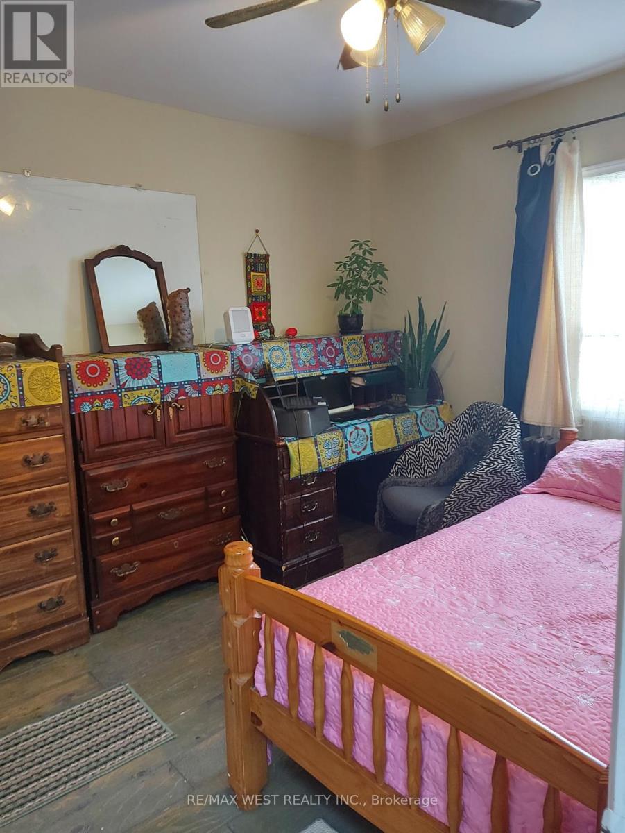 10 FAIRBANK AVENUE - 12