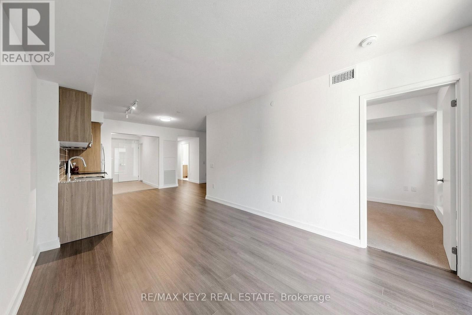 4010 Eglinton Avenue West — photo 7