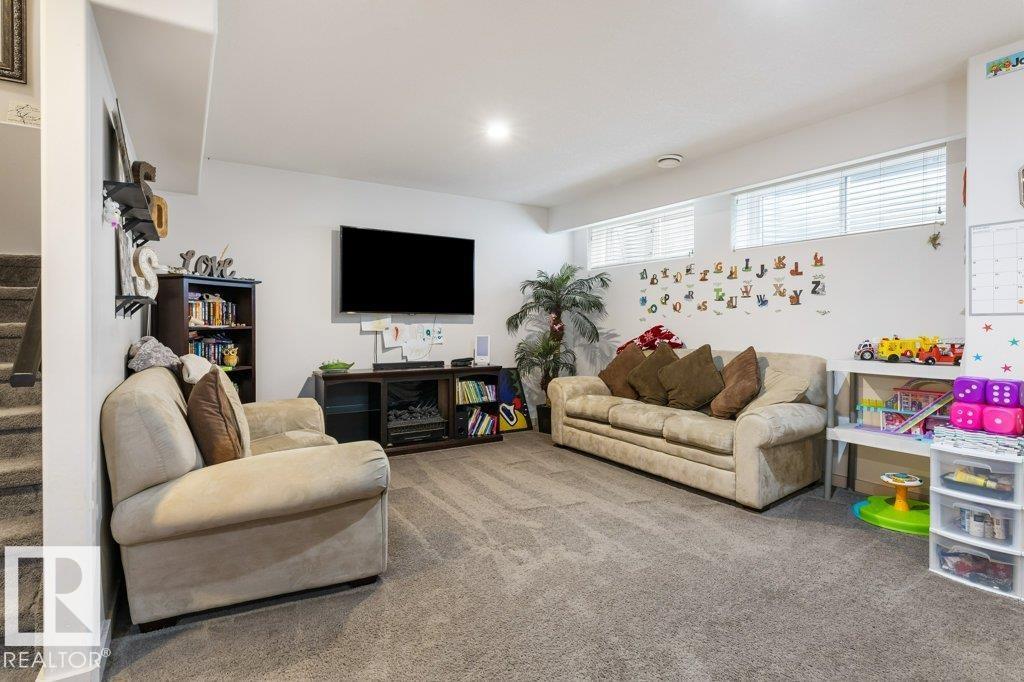 29 NEWGATE WY - 33