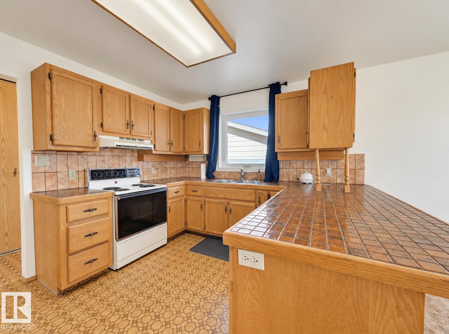 5503 44 ST - 13