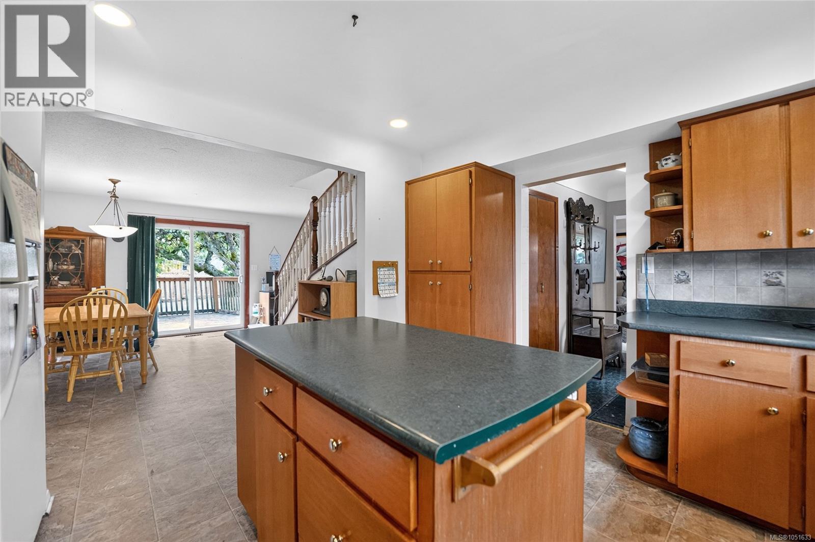 2025 Forest Dr - Image 16