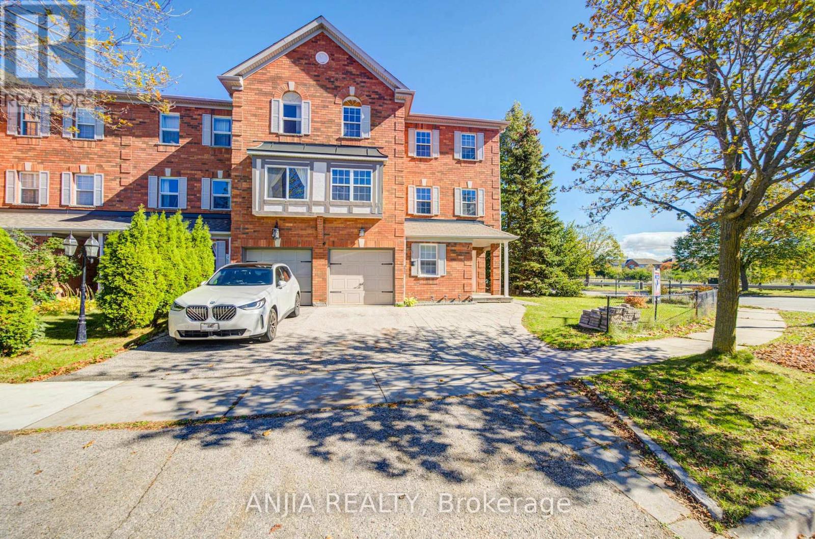Listing photo of 7 HAWTIN LANE