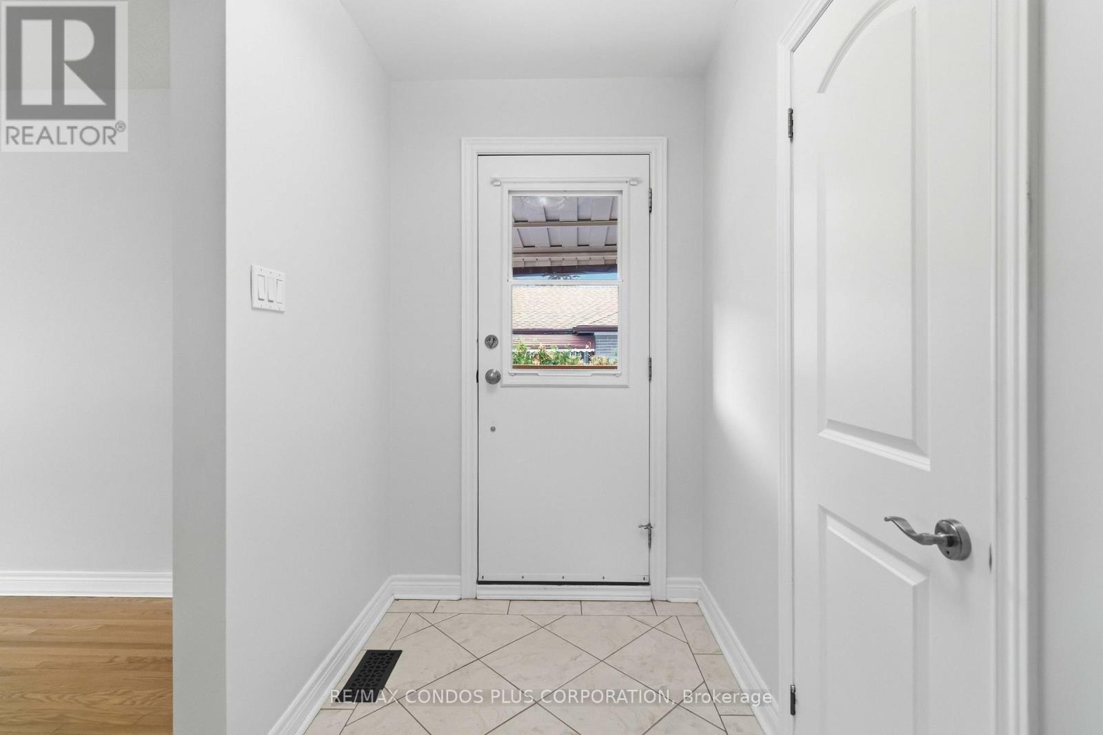 122 Wyndale Drive, Toronto, ON photo 3