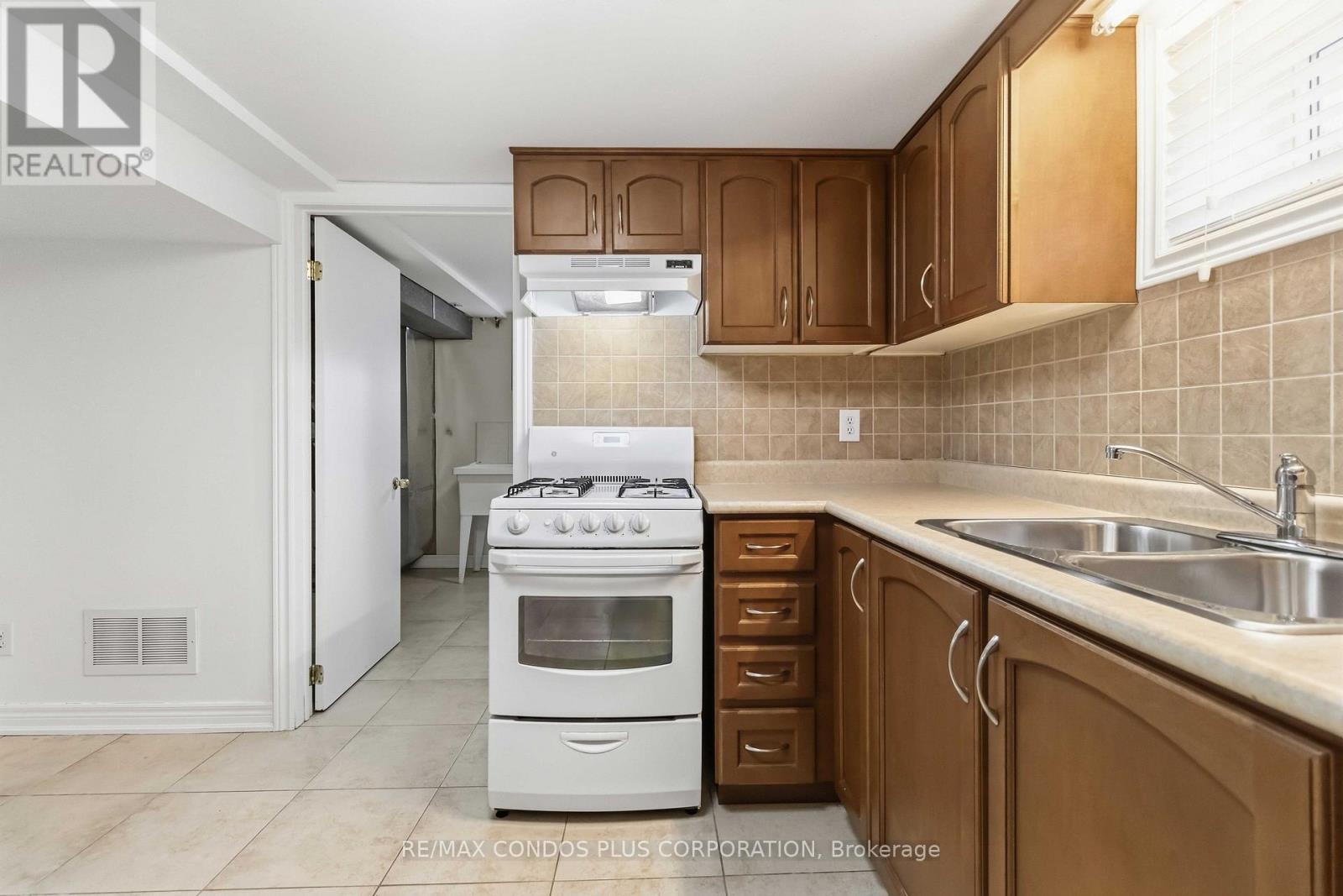 122 Wyndale Drive, Toronto, ON photo 34