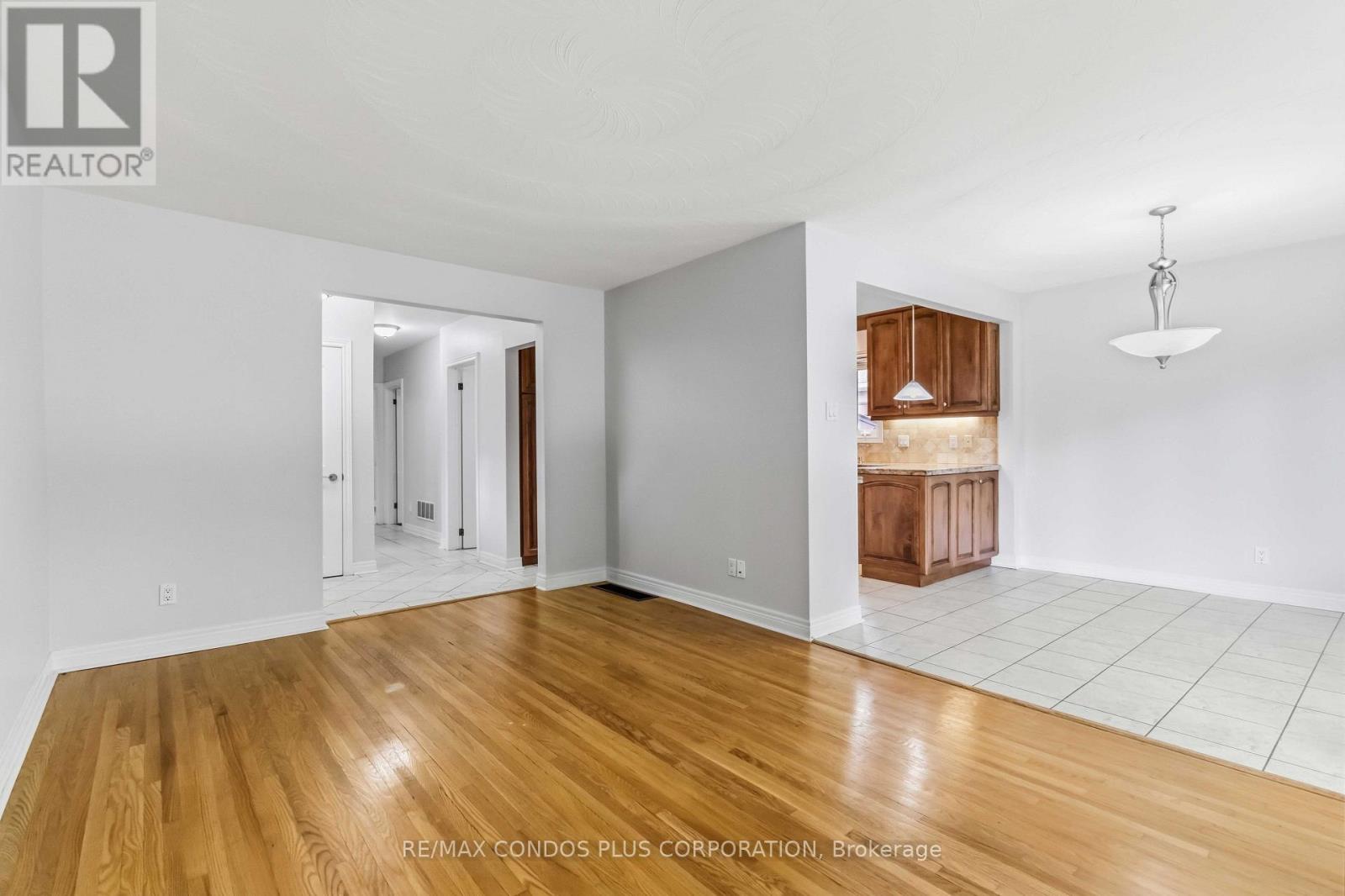122 Wyndale Drive, Toronto, ON photo 8