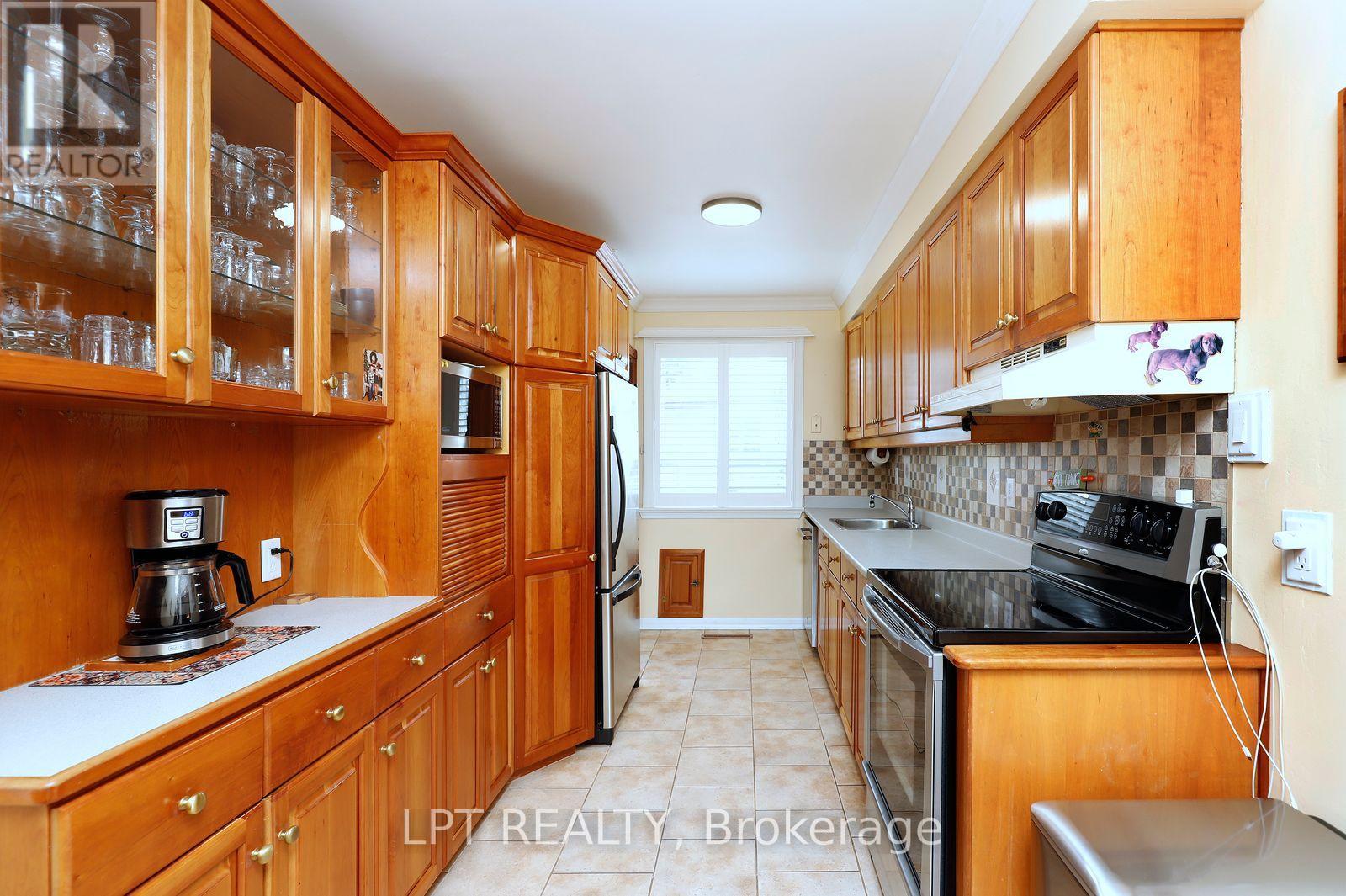 37 MCGILVRAY CRESCENT W - 11