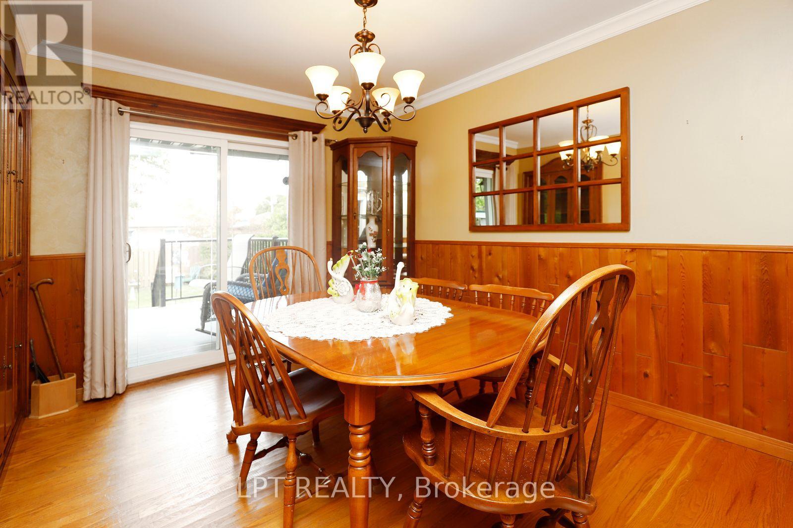 37 MCGILVRAY CRESCENT W - 17
