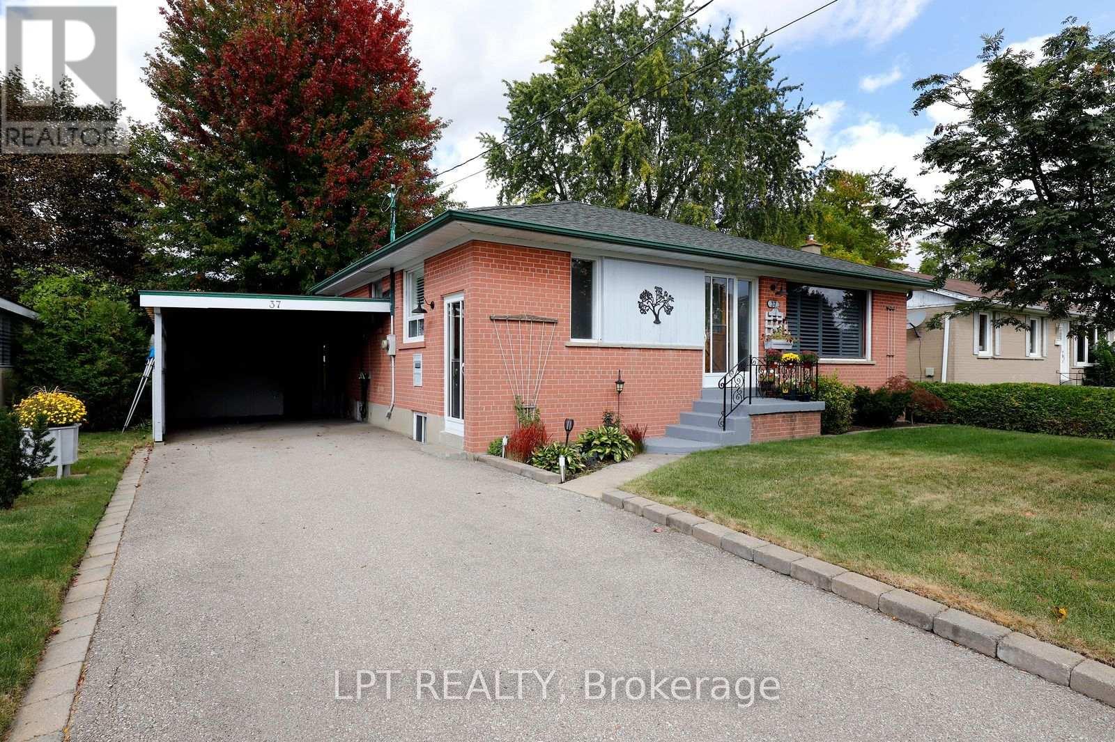 37 MCGILVRAY CRESCENT W - 2
