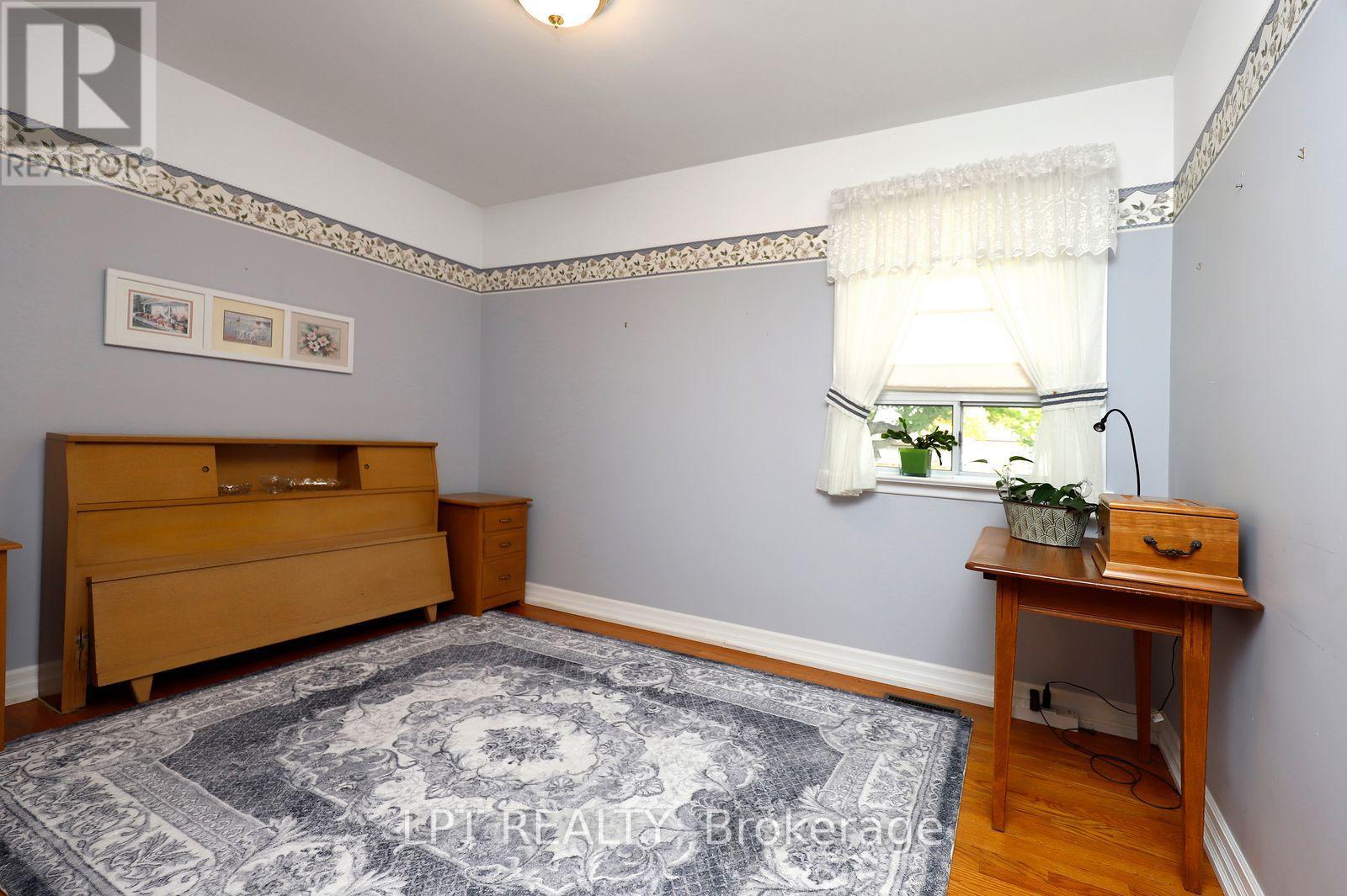 37 MCGILVRAY CRESCENT W - Image 24