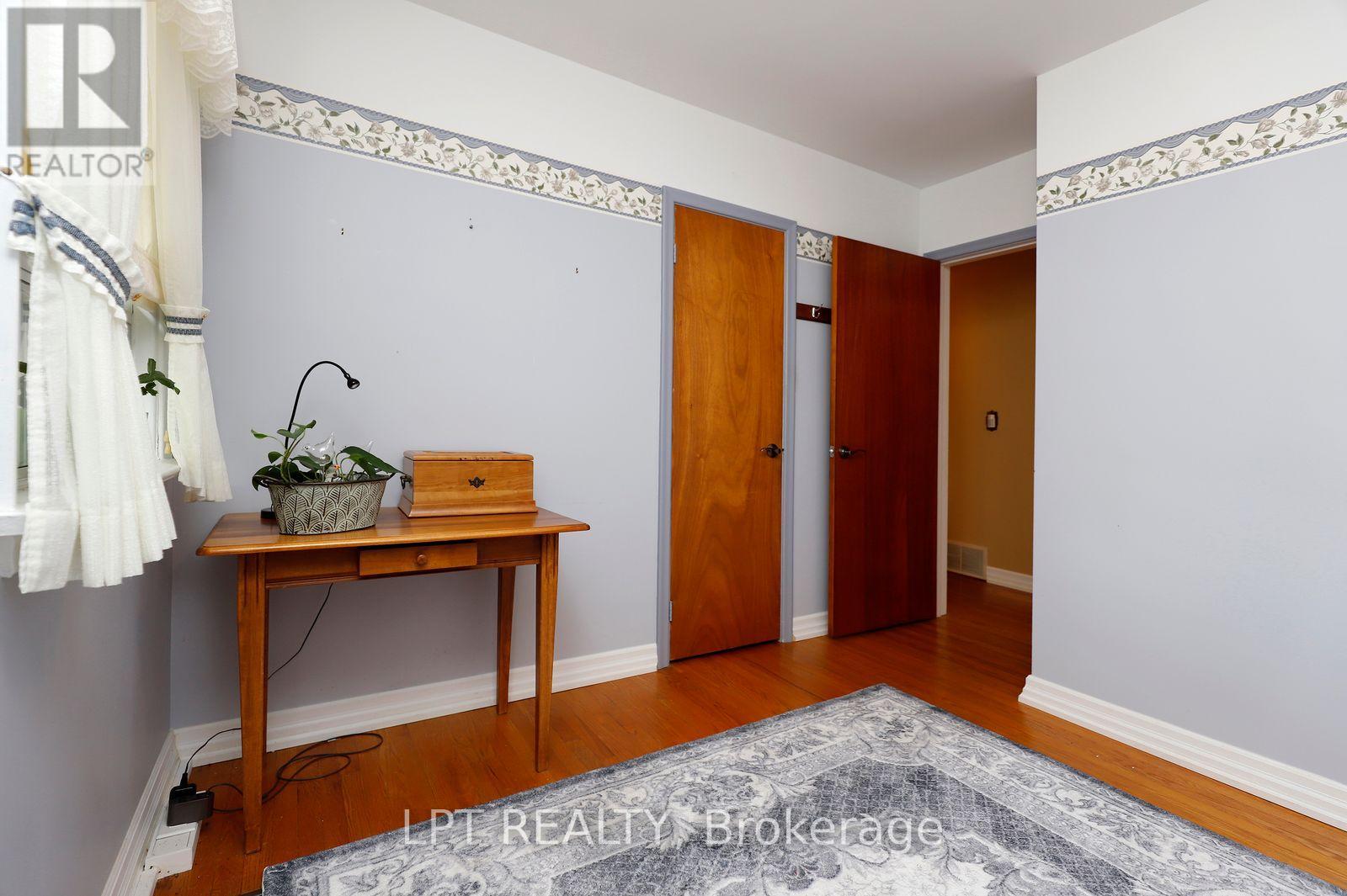 37 MCGILVRAY CRESCENT W - 25