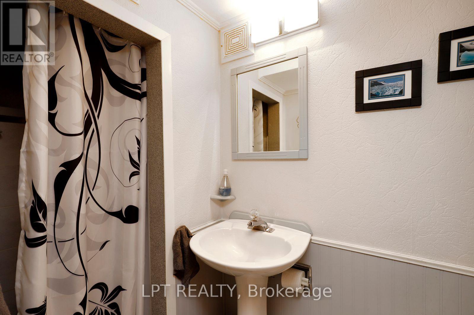 37 MCGILVRAY CRESCENT W - 33