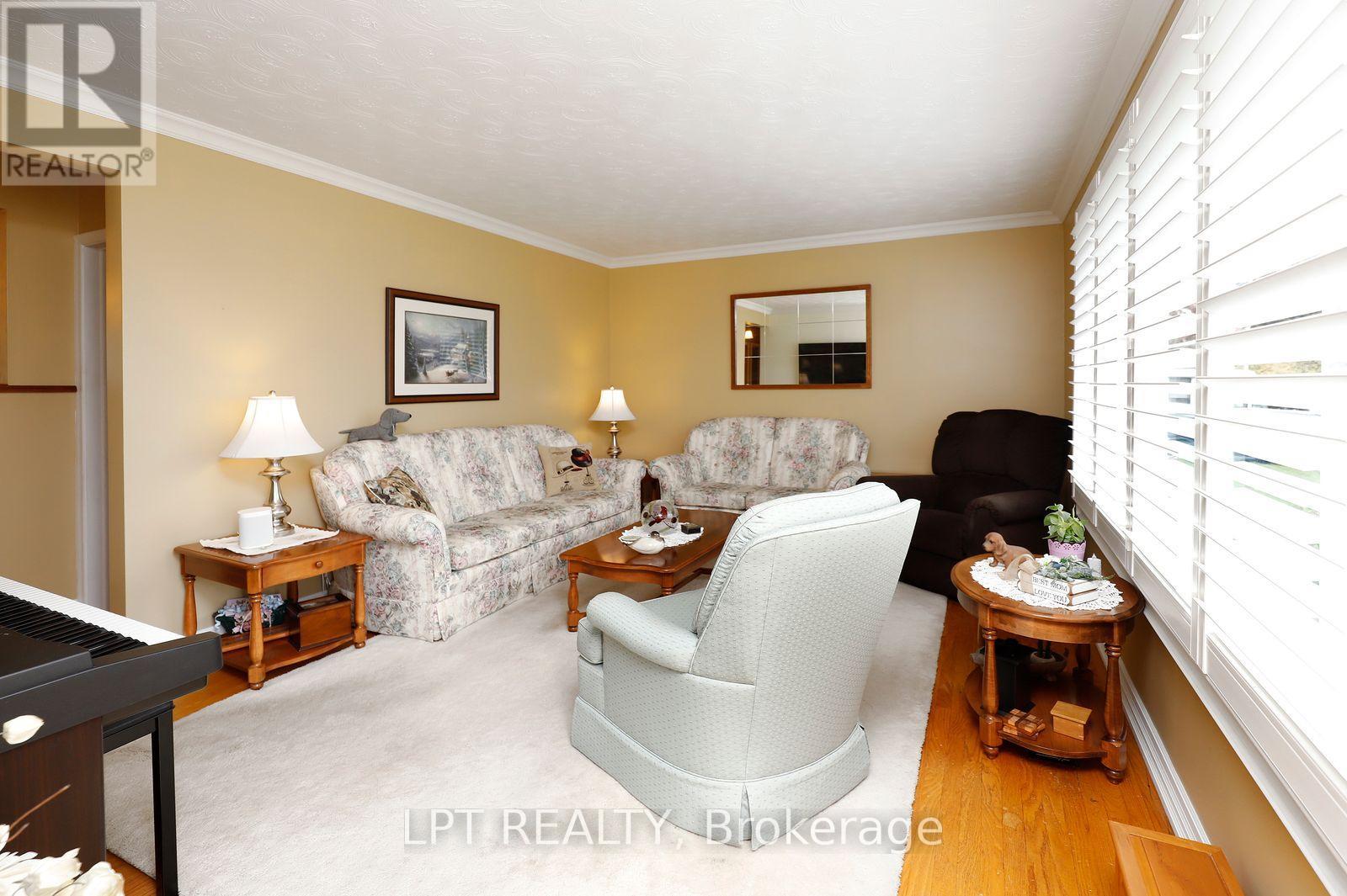 37 MCGILVRAY CRESCENT W - Image 5