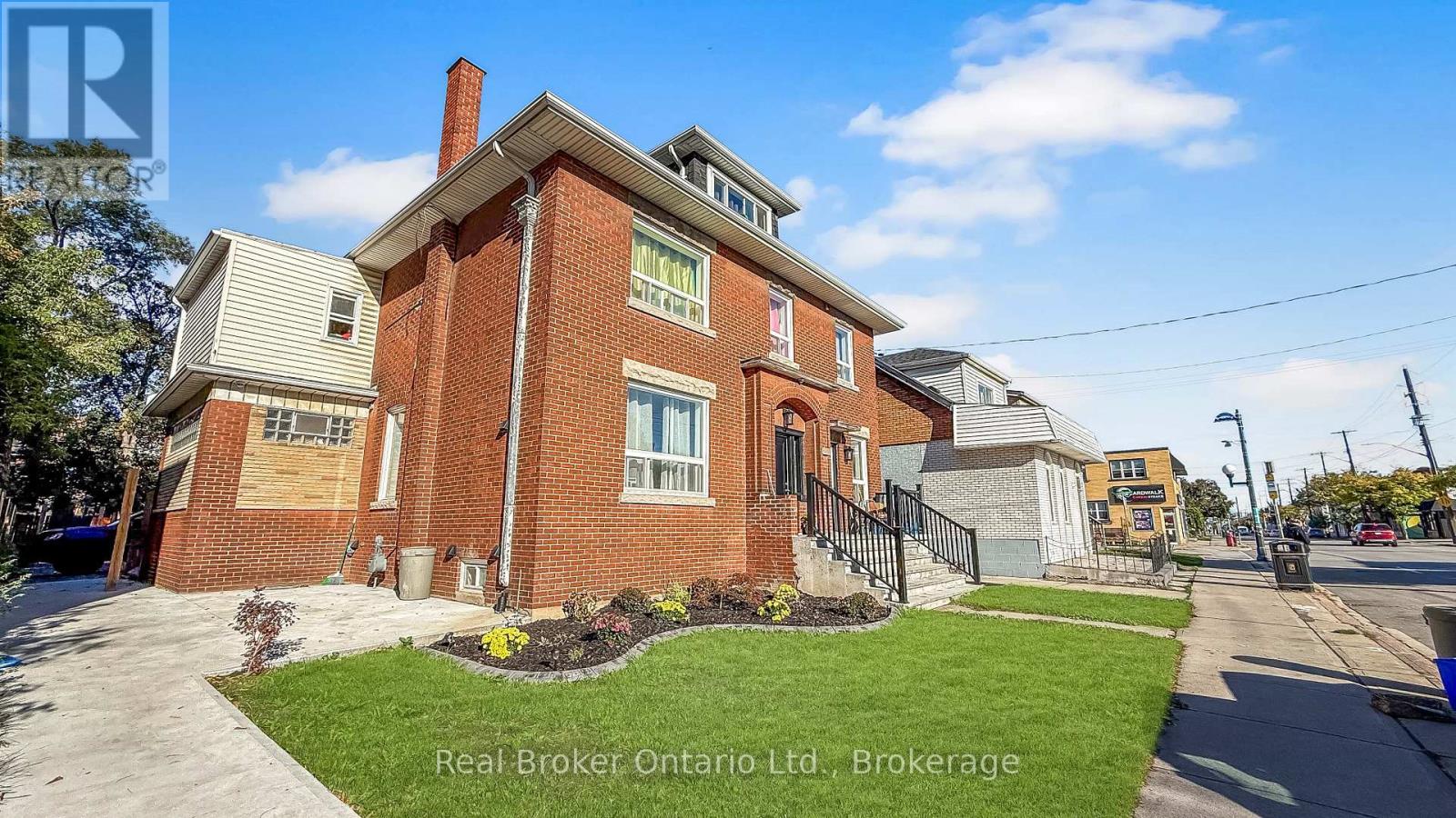 119 OTTAWA STREET N - 3