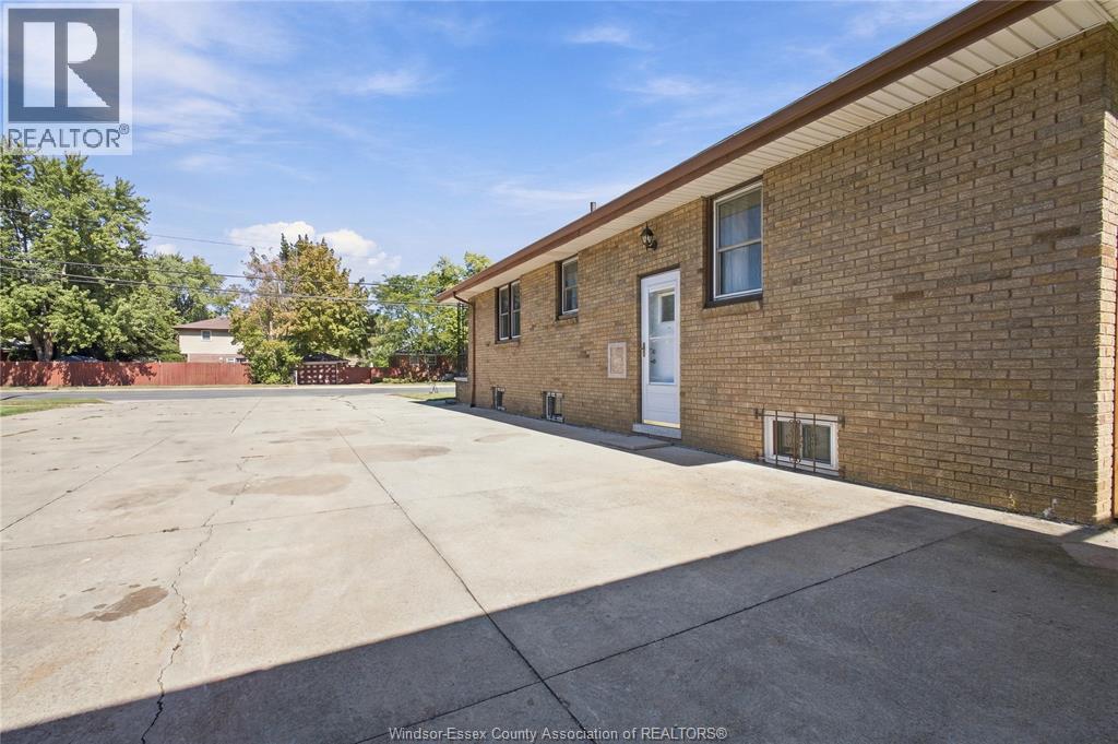 4245 WYANDOTTE STREET East - Image 34