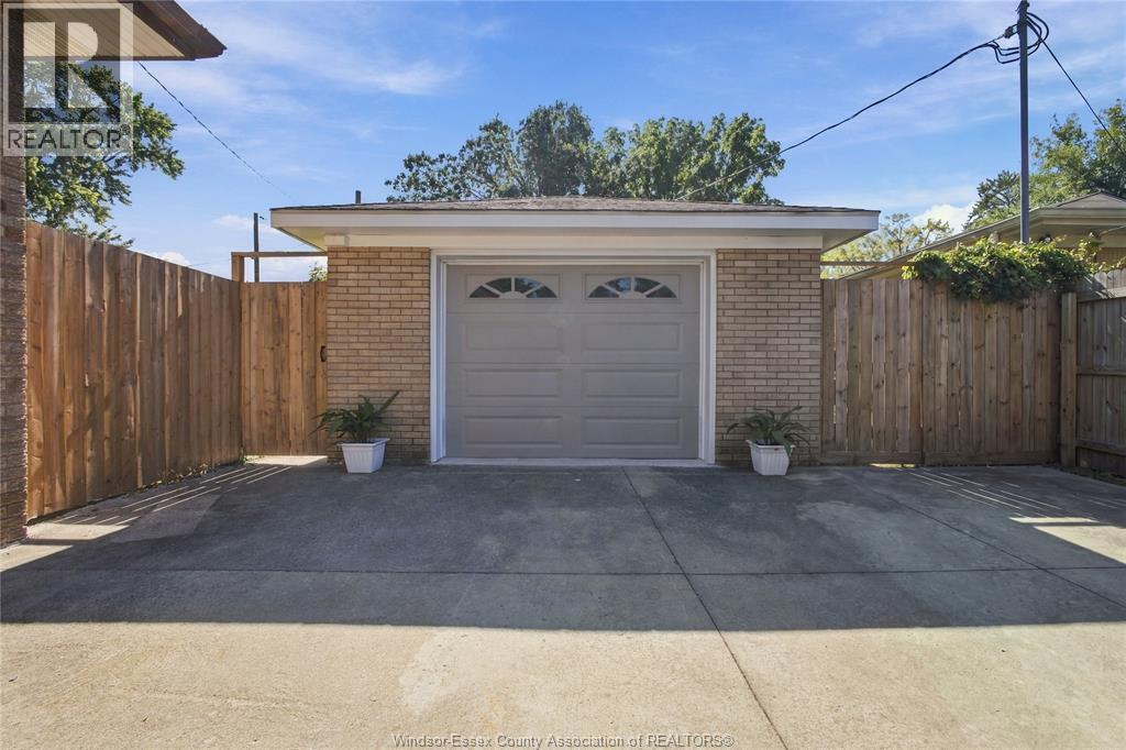 4245 WYANDOTTE STREET East - Image 35