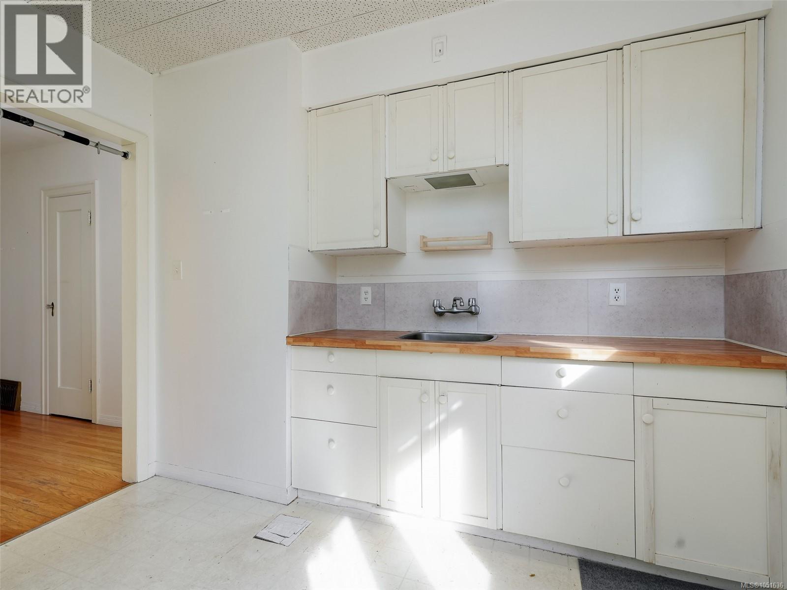  667 St. Patrick Street, Oak Bay