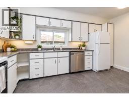 Living room - 890 Darwin Ave, Saanich, BC V8X2X6 Photo 8