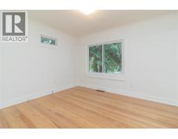 890 Darwin Ave, Saanich, BC V8X2X6 Photo 18