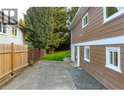 890 Darwin Ave, Saanich, BC V8X2X6 Photo 32