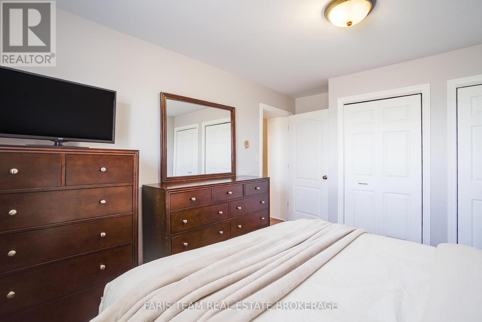 240 King Street — photo 22
