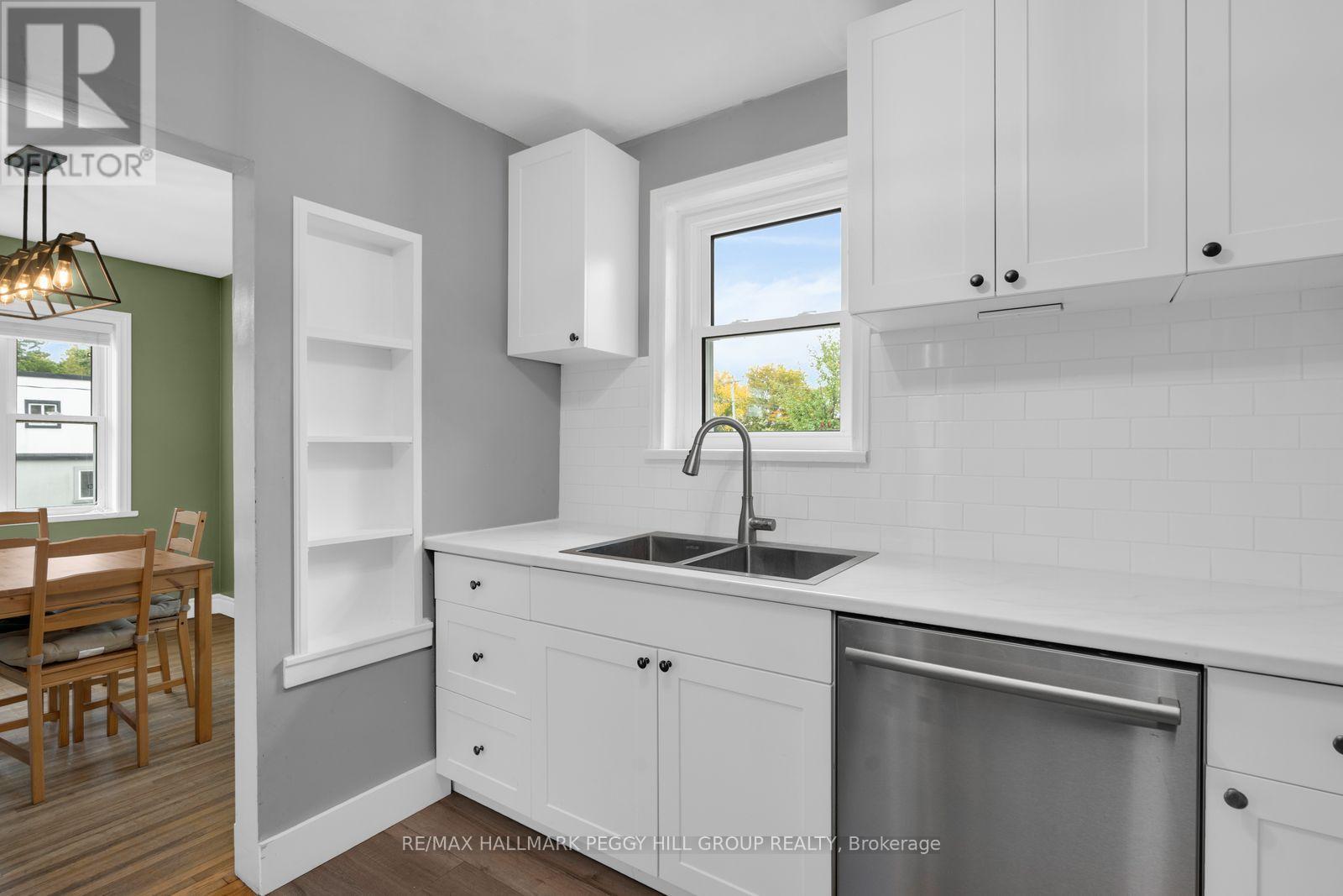 1556 Flos Rd 4, Springwater photo 4