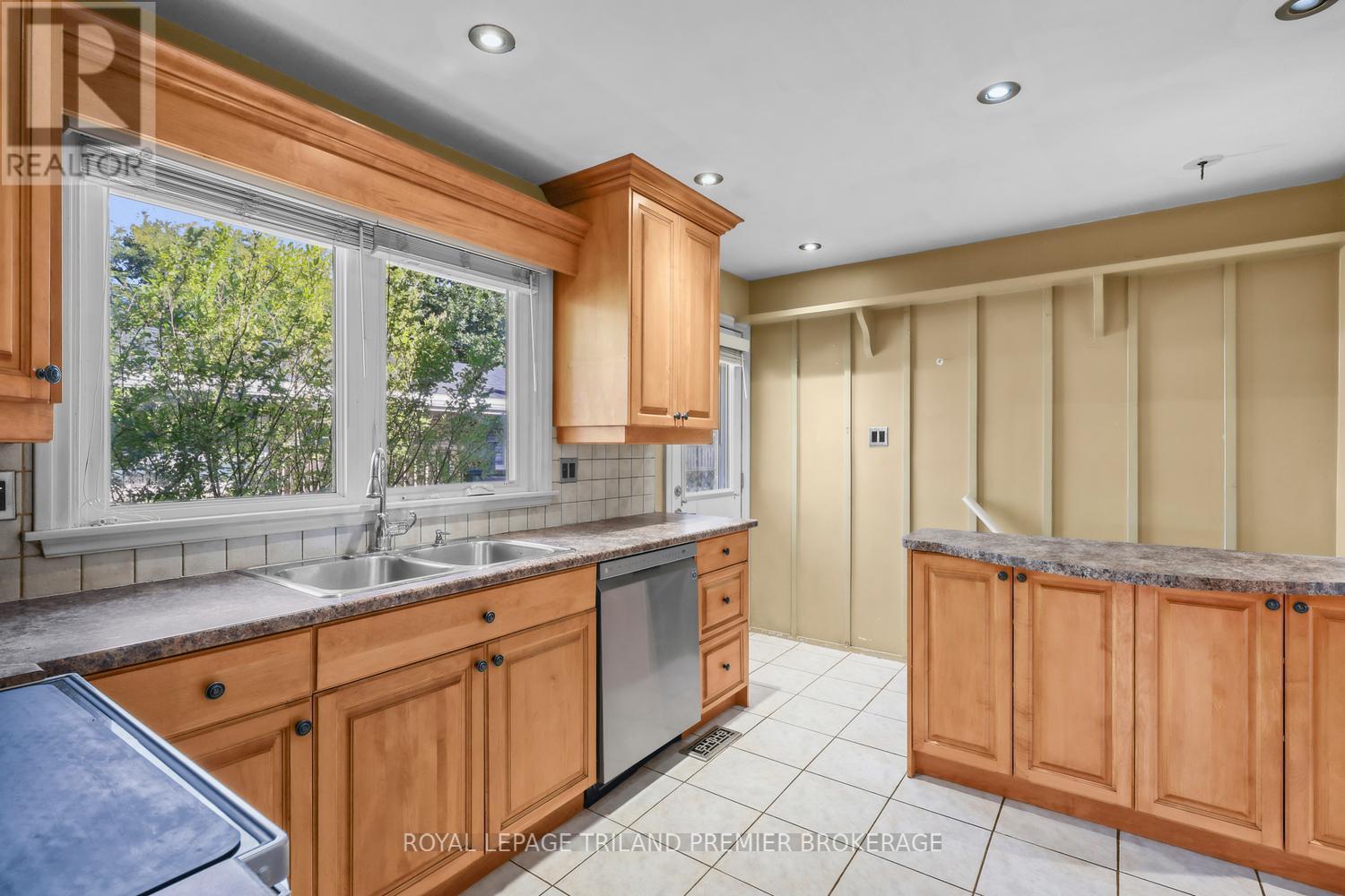 669 SANATORIUM ROAD - Image 13