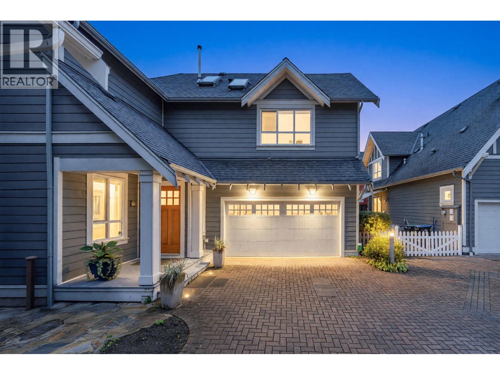 264 HOLLY AVENUE, New Westminster