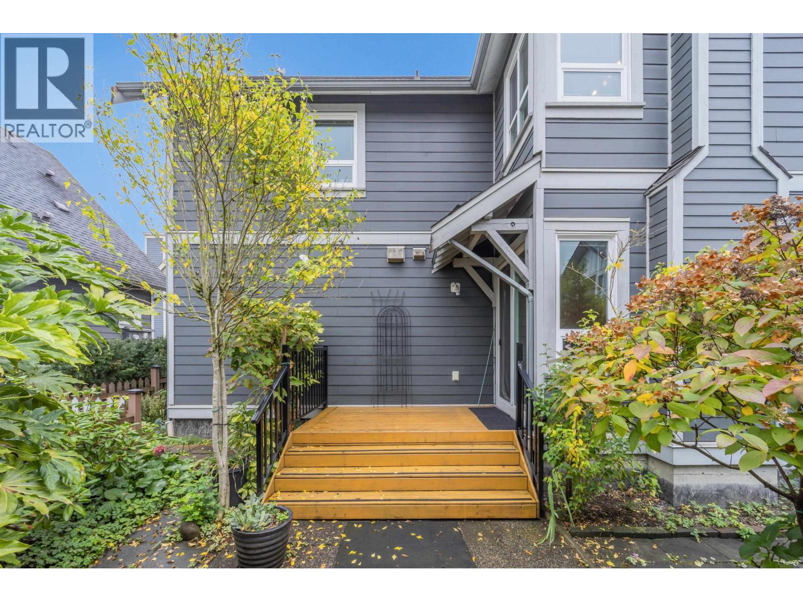 264 HOLLY AVENUE, New Westminster