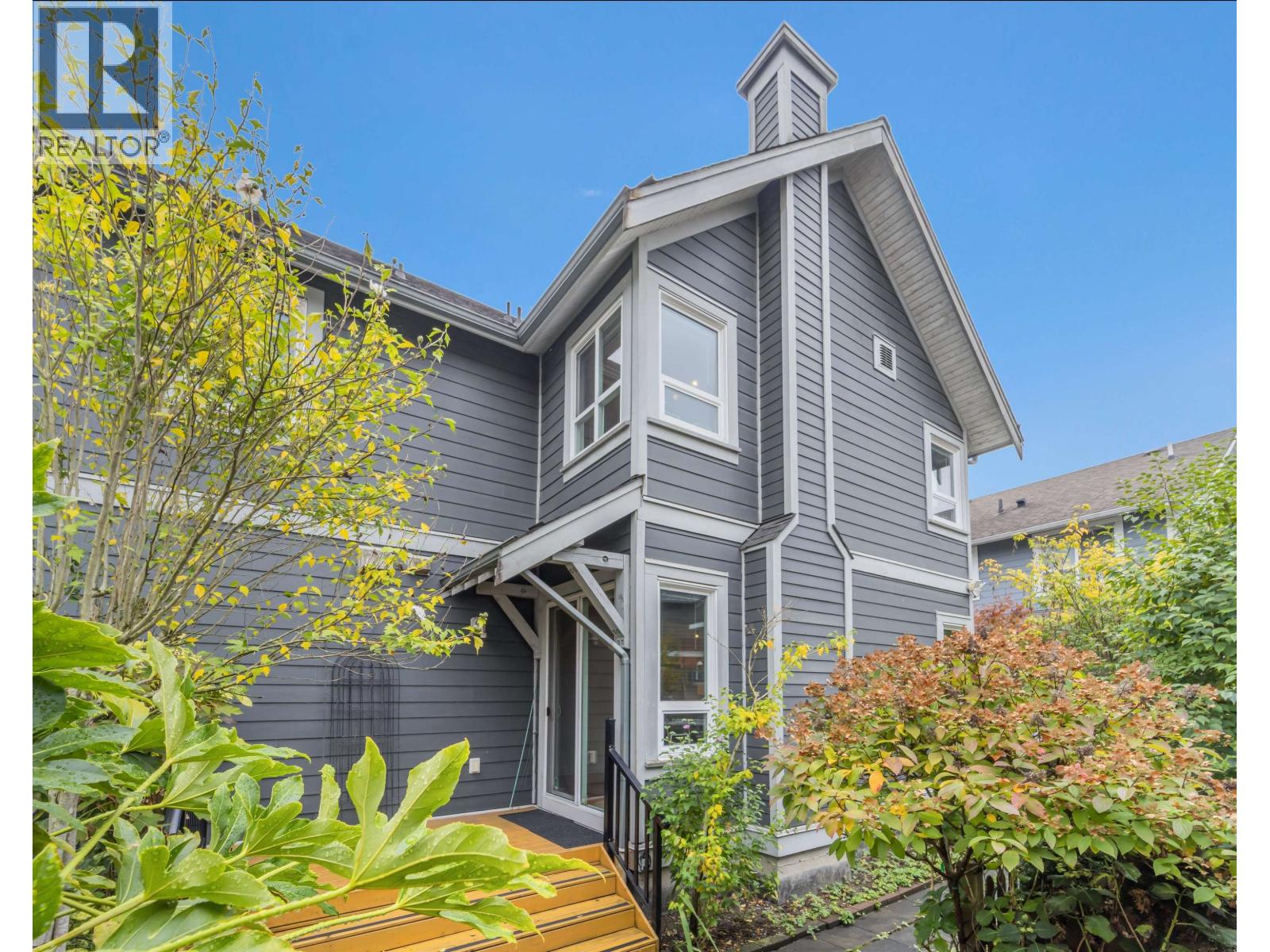264 HOLLY AVENUE, New Westminster