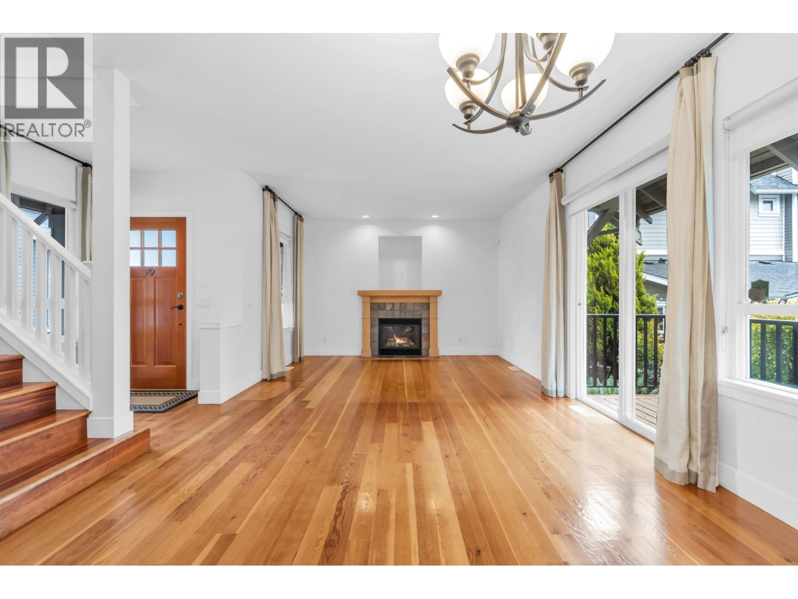264 HOLLY AVENUE, New Westminster