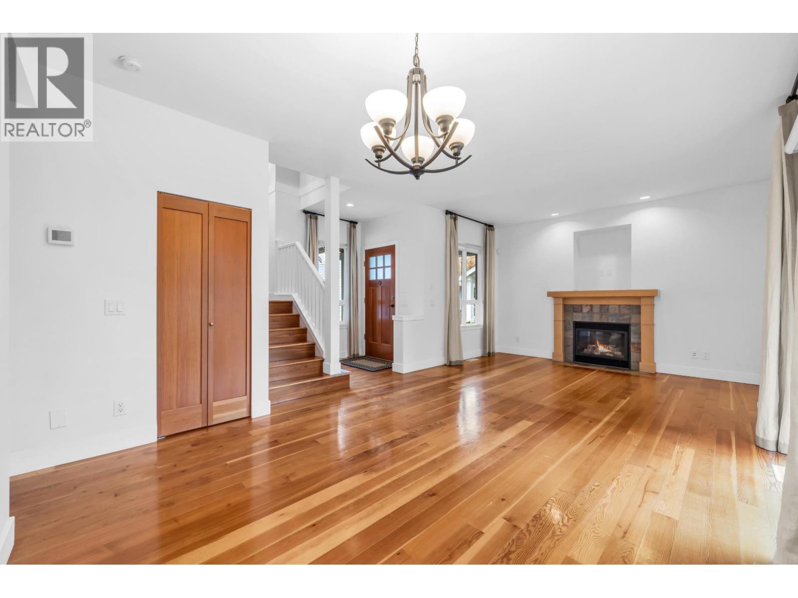 264 HOLLY AVENUE, New Westminster