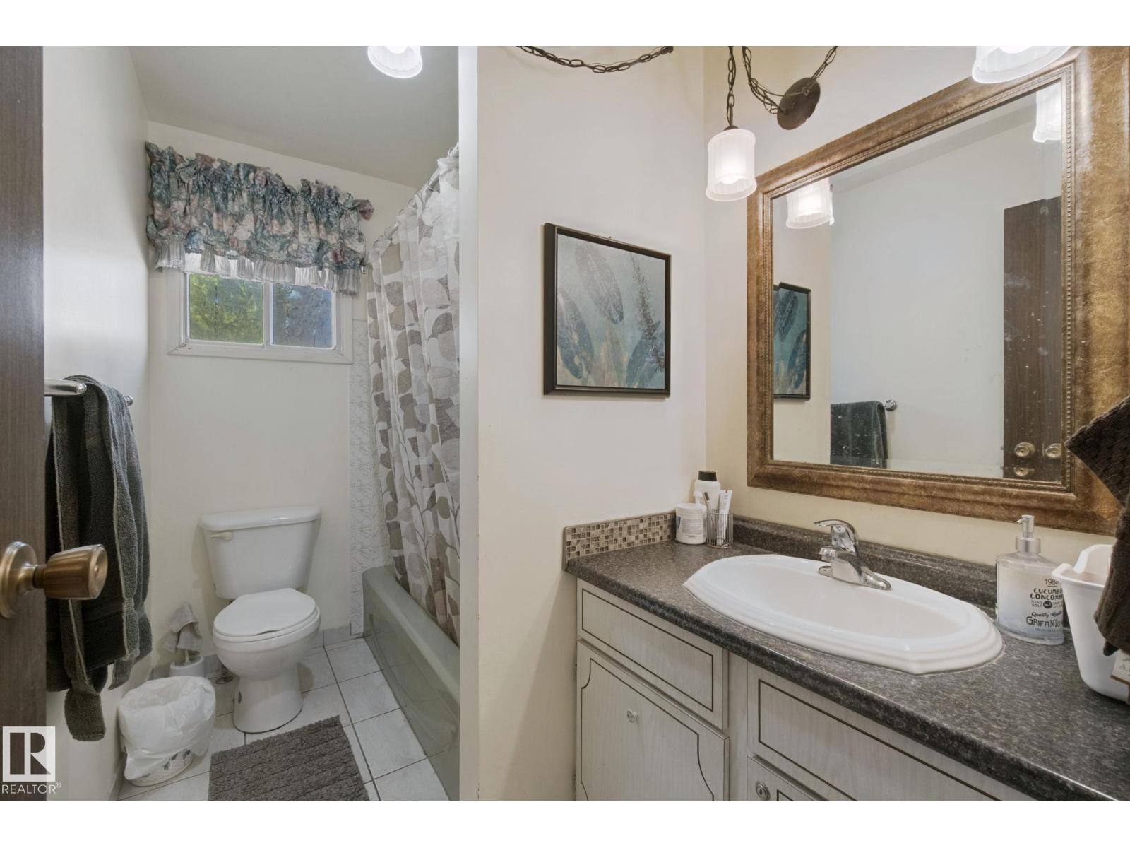 10824 35 AV NW - Image 20