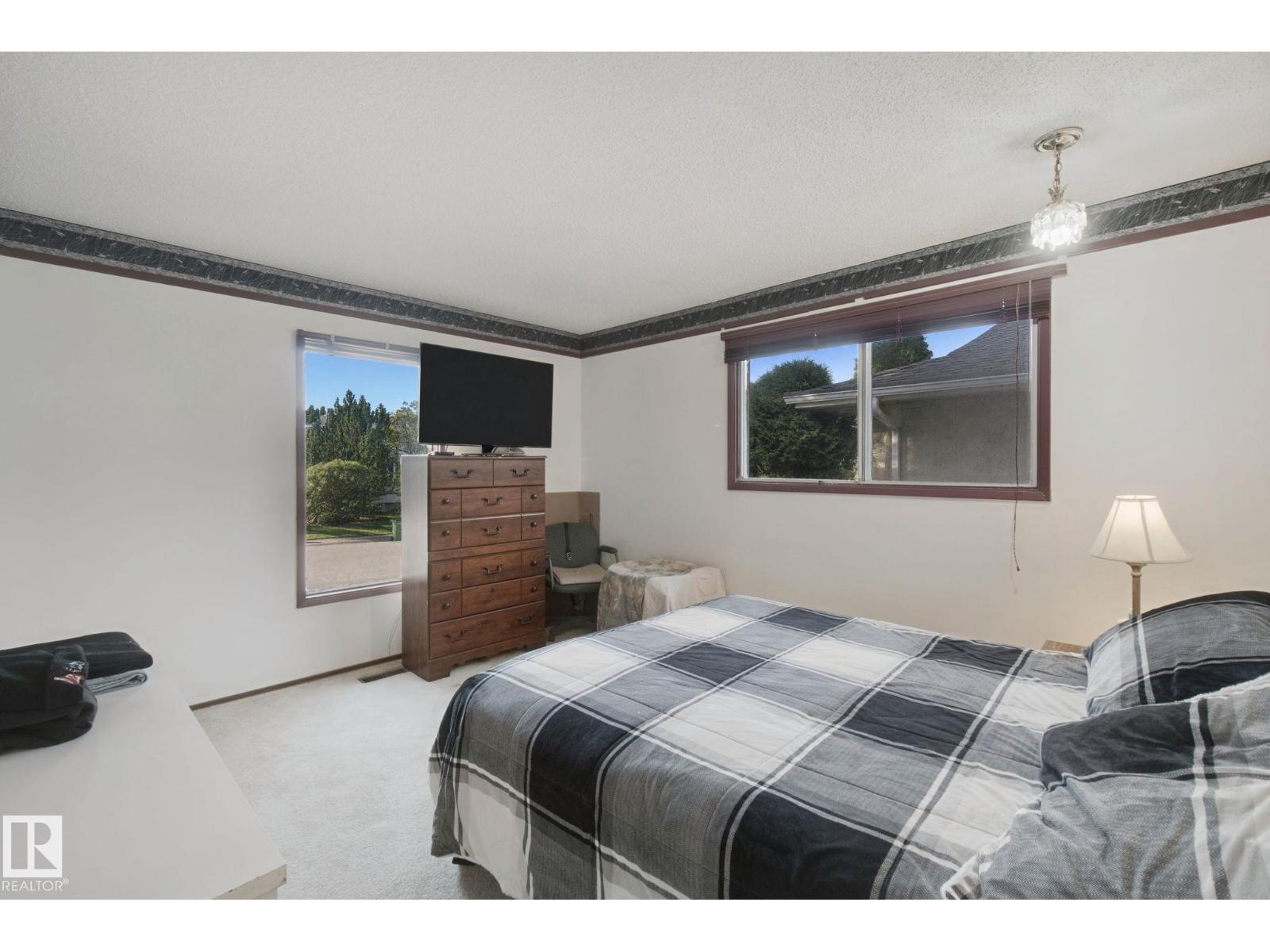 10824 35 AV NW - Image 24