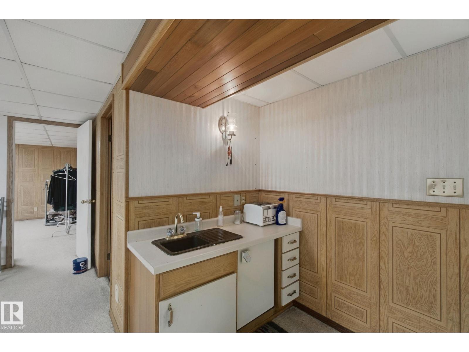 10824 35 AV NW - Image 35