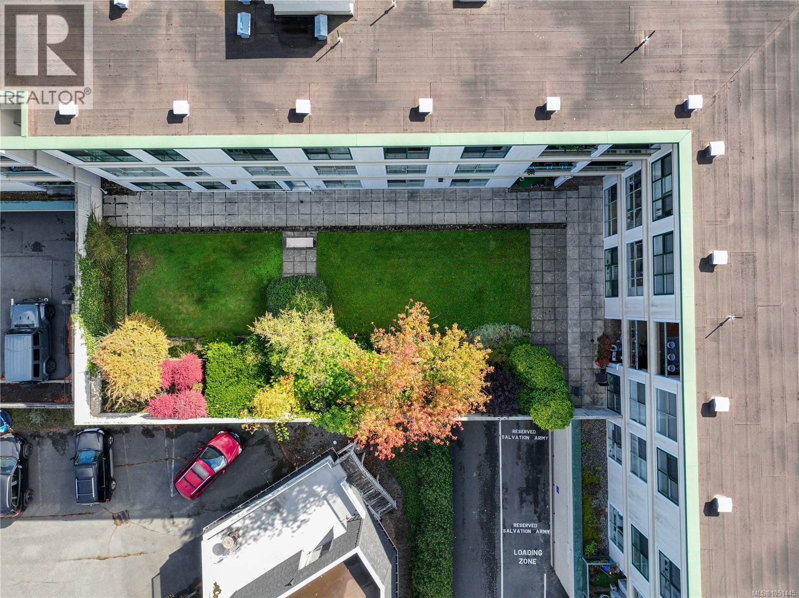 #203 3460 Quadra St - 25