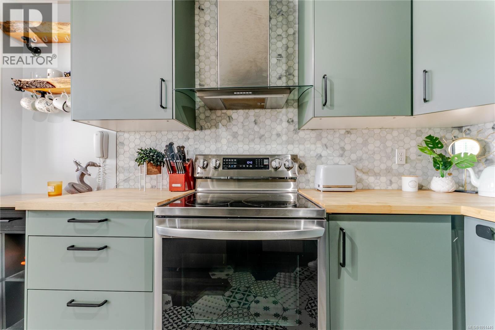 203 3460 Quadra Street, Saanich