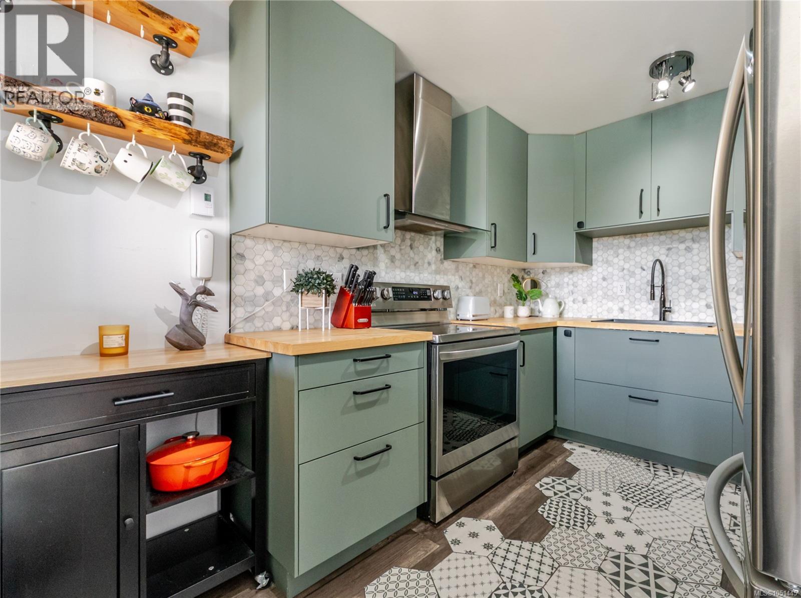 203 3460 Quadra Street, Saanich