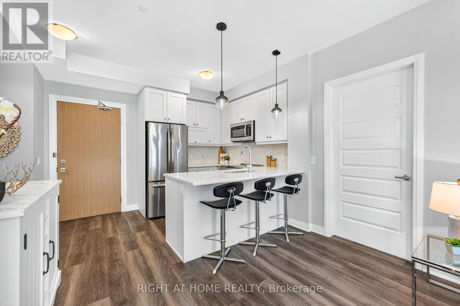 229- 128 Grovewood Common, Oakville, ON photo 3