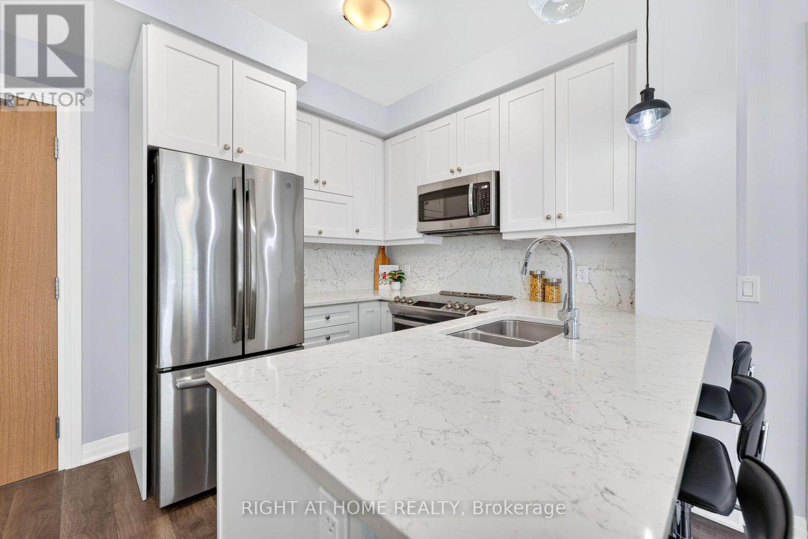 229- 128 Grovewood Common, Oakville, ON photo 6