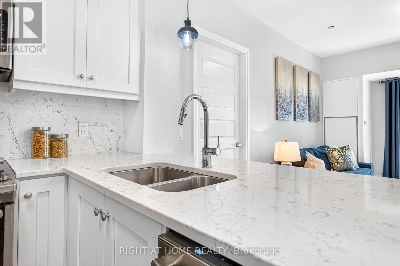 229- 128 Grovewood Common, Oakville, ON photo 9