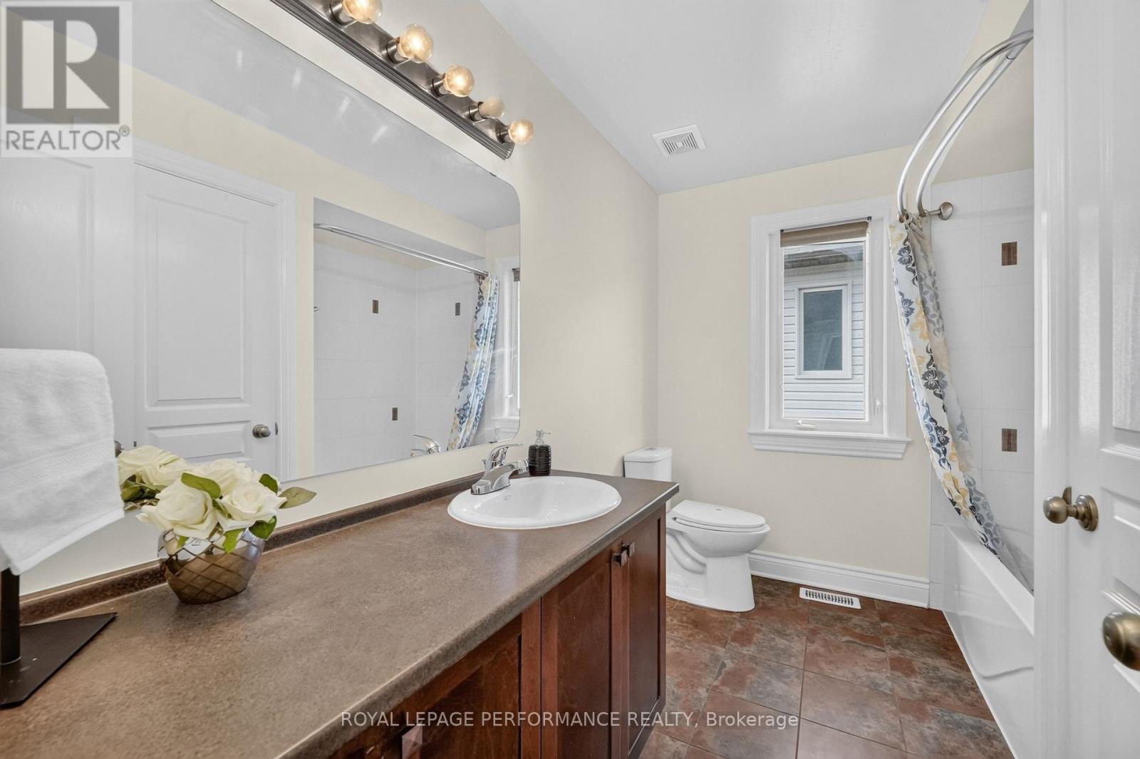 149 TOPAZE CRESCENT - Image 32